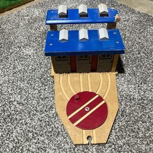 Toys R Us Engine House Doors Open Engine Thomas Compatible As Is**